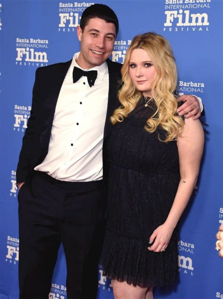 
How Rich Is Abigail Breslin Boyfriend Turned Fiance Ira Kunyansky? Singer Engaged Photos With A Huge Ring! 