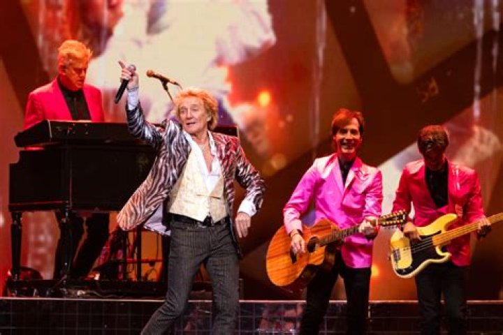 
Rod Stewart’s Australia Concert Canceled at Last Minute Due to Viral Infection 