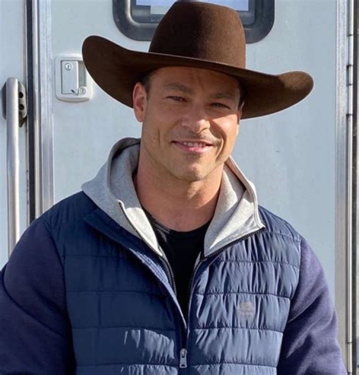 Shawn Roberts Height, Weight, Net Worth, Age, Birthday, Wikipedia, Who, Nationality, Biography